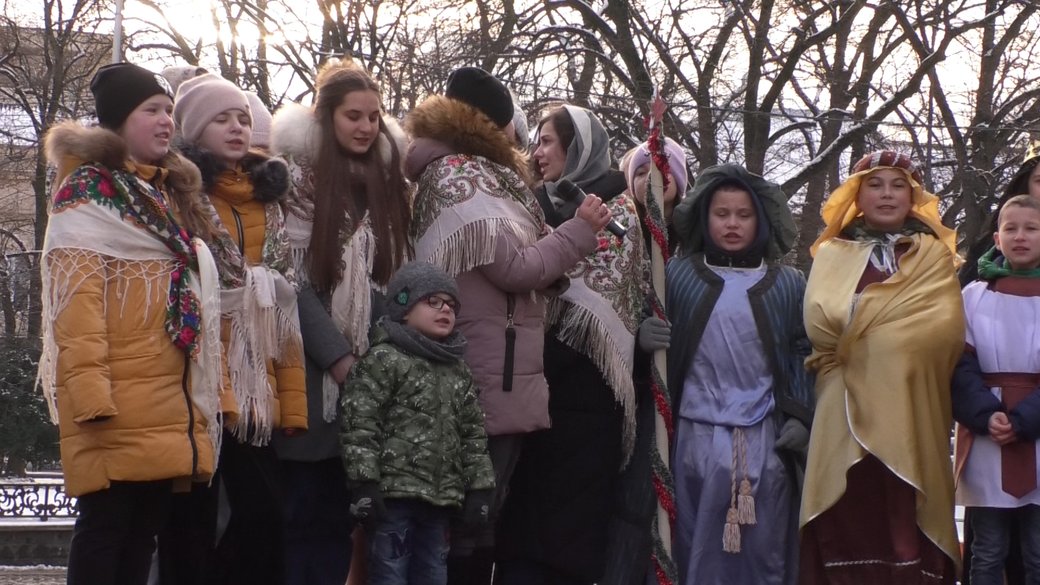 «Рождественская песнь» прошла 10 января в Ужгороде. Он начался в 3 .m. на площади Петефи. К ним присоединились 10 групп, рассказала руководитель отдела культуры горсовета Ольга Василиндра. 