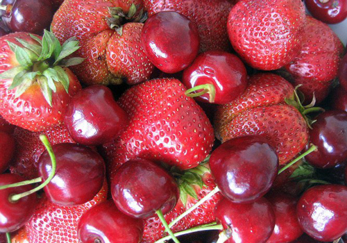 Перший врожай полуниці й черешень уже з’явився на прилавках виноградівського ринку.
