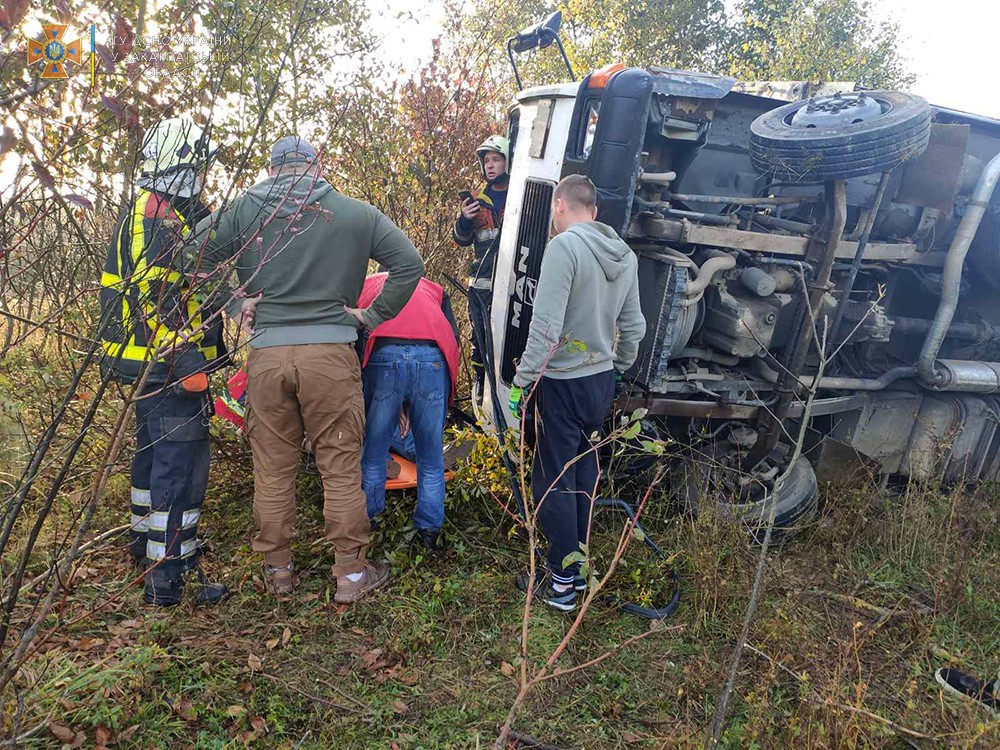 6 жовтня о 08:28 до Служби порятунку зателефонував очевидець дорожньо-транспортної пригоди, що сталася на автошляху Мукачево-Рогатин-Львів поблизу Хуста.