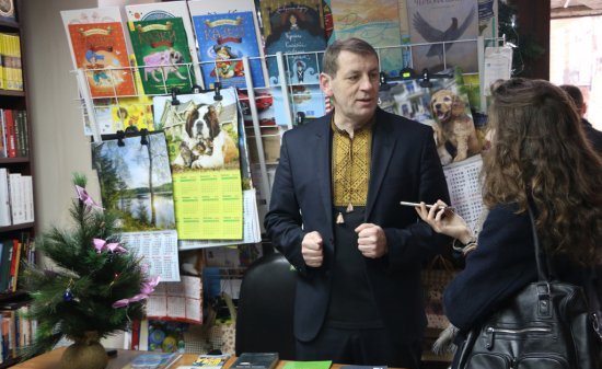1 грудня в Ужгороді стартувала щорічна передствяткова  акція «Письменник за прилавком». 