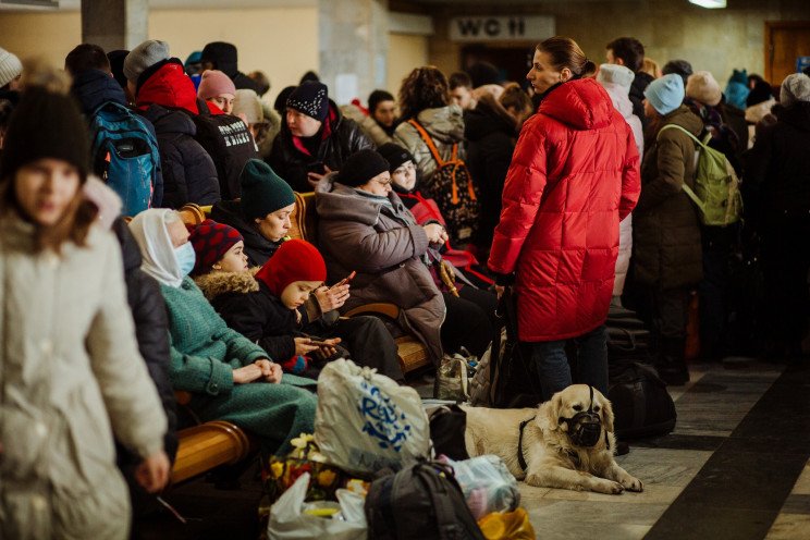 Вже майже 4 мільйони біженців покинули Україну від початку війни