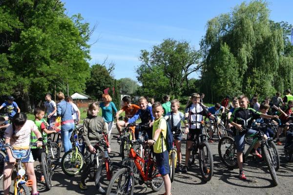 До Дня захисту дітей у Берегові відбувся велозаїзд, у якому взяли участь понад 150 учасників. 