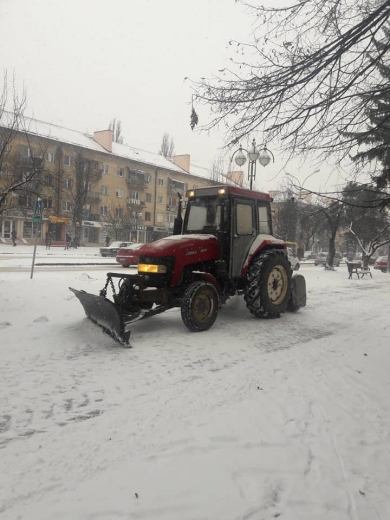 Сьогодні в обласному центрі прибирають сніг. Водіїв просять не паркувати машини на узбіччях. Про це інформував Відділ інформаційної роботи Ужгородської міської ради.
