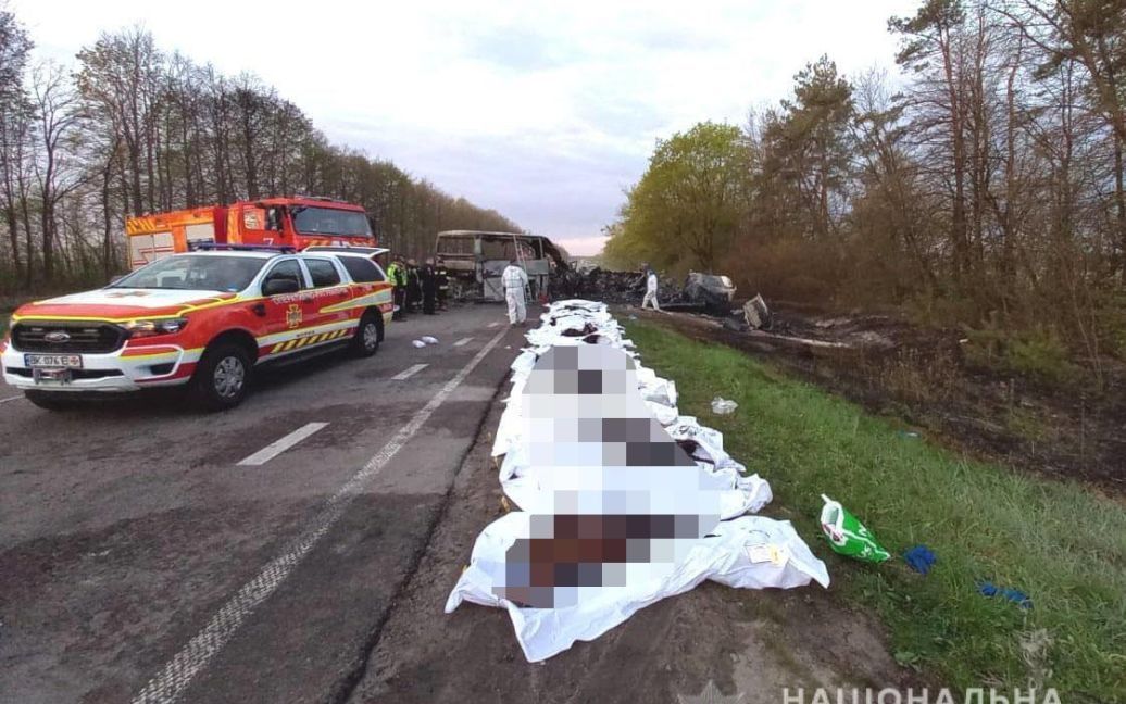 В масштабной автокатастрофе в Ровенской области 3 мая погибли 26 человек, личные данные трех человек пока не установлены, сообщает Нацполиция.