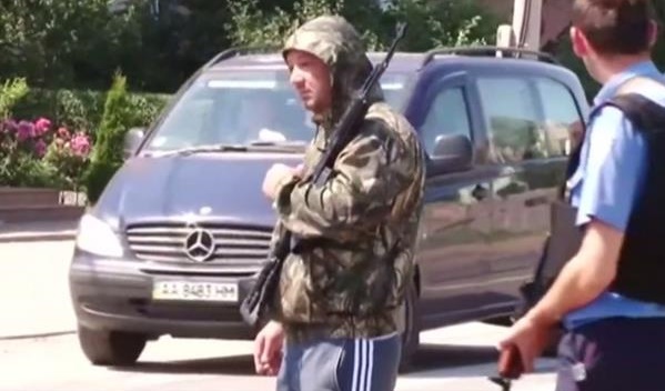 Мисливець Микола Йовбак, який зі своїм карабіном приєднався до збройного протистояння в Мукачеве Закарпатської області, не є помічником народного депутата Михайла Ланьо.
