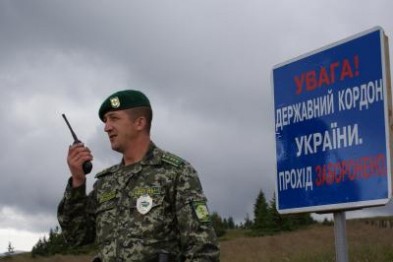 На Закарпатье пограничники зафиксировали камерами видеонаблюдения движение двух неизвестных в сторону государственной границы.
