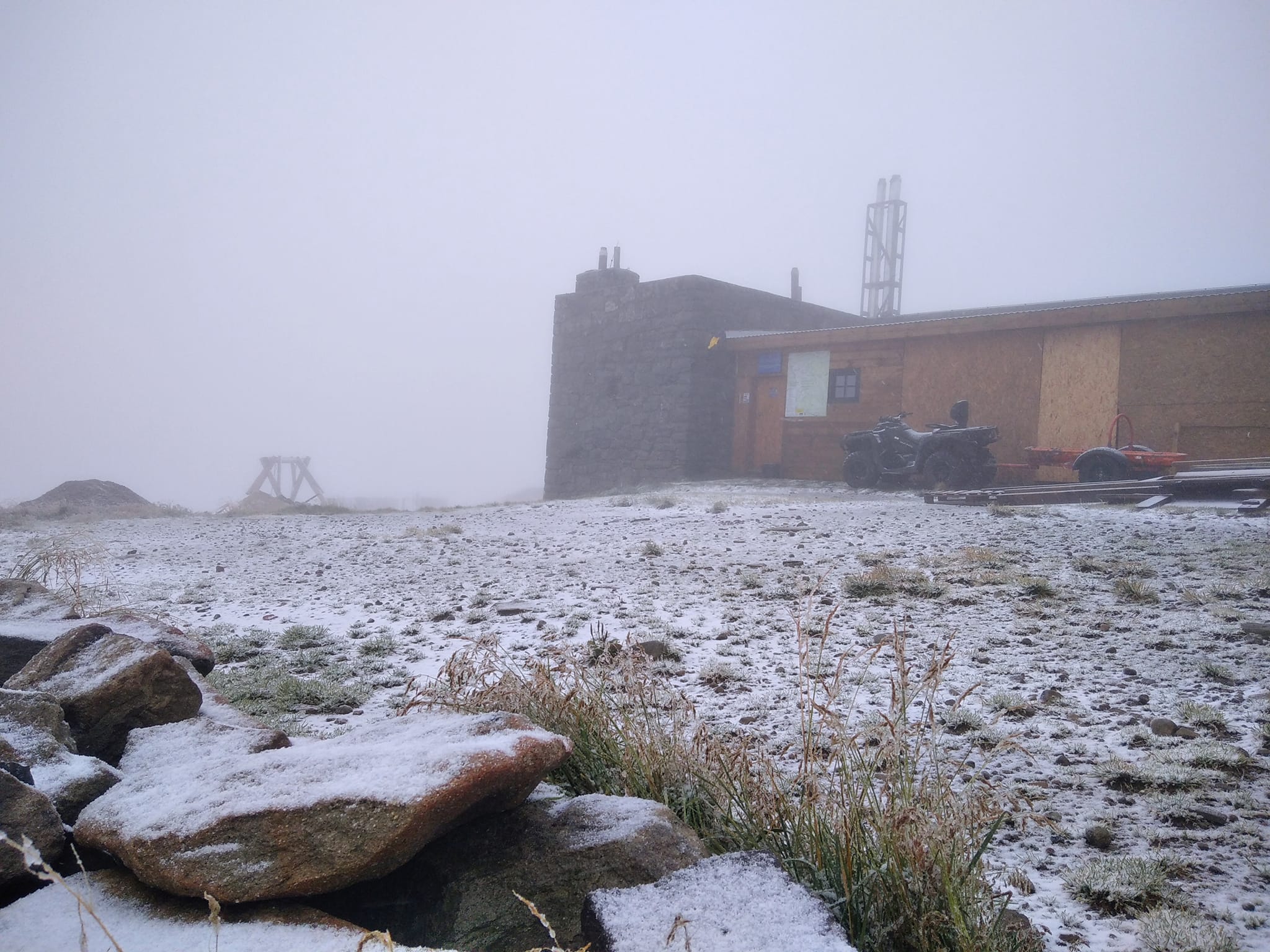 На горі Піп Іван у Карпатах випав перший сніг.