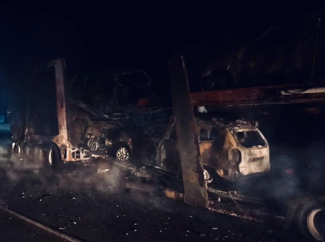 На Київщині на трасі Київ – Чоп згорів вантажний автомобіль, який перевозив легкові автівки.