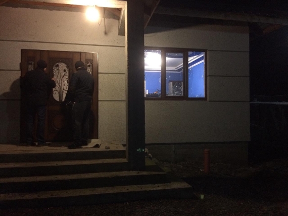 Поліція встановлює обставини вибуху у приватному дворі жителя Мукачева. Правоохоронці відкрили кримінальне провадження за фактом умисного пошкодження майна шляхом вибуху.

