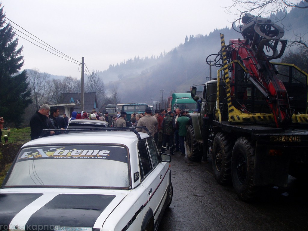Вчора жителі одного із сіл Міжгірщини перекрили рух транспортних засобів на автотрасі державного значення Хуст-Долина. 