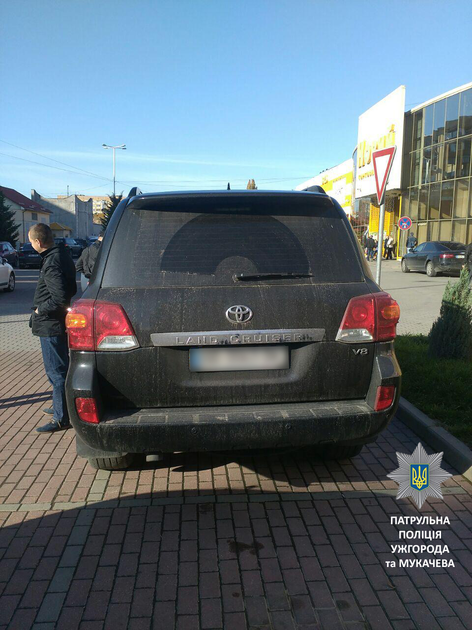 Вчера около 3 часов дня на улице Бестужева патрульные обнаружили автомобиль Toyota Land Cruiser, номер которого согласно имеющейся базы данных был снят с учета. 