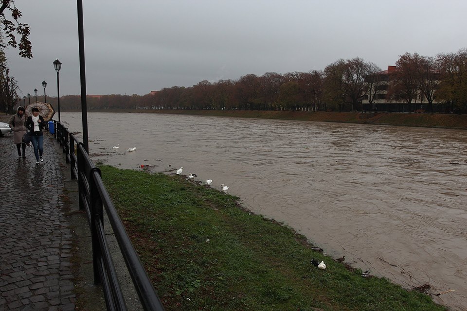 Наразі опади на Закарпатті припинилися. Вода у верхів'ях річок пішла на спад.
