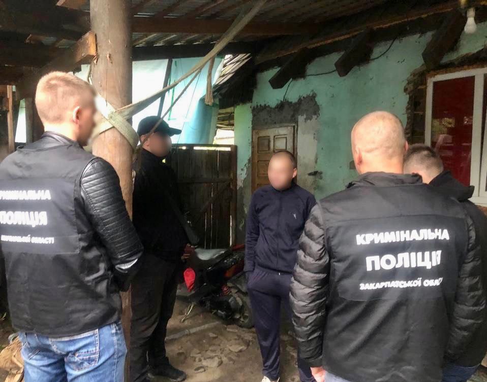 Співробітники Рахівського районного відділу поліції отримали повідомлення про загоряння торгового кіоску, який розташований на центральній площі міста.