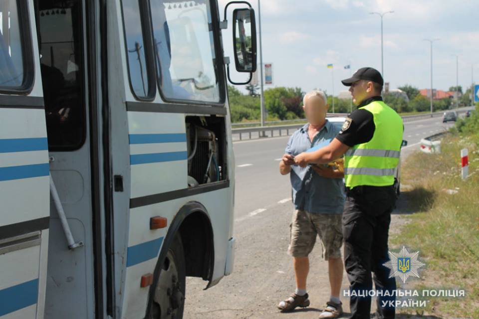 В рамках превентивних заходів під умовною назвою «Перевізник» за два дні поліція Закарпаття перевірила 137 транспортних засобів, серед яких 39 автобусів, та виявила два десятки порушень.