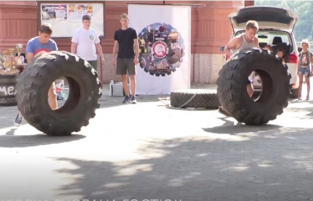 Оце так! У місті над Ужем мірялись силами "карпатські ведмеді" (ВІДЕО)