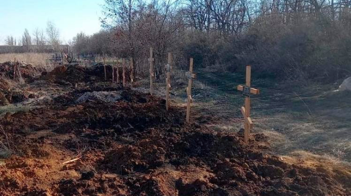 Очільник Луганської обласної військової адміністрації Сергій Гайдай заявив, що в області загиблих людей ховають у дворах багатоповерхових будинків, а морги переповнені.

