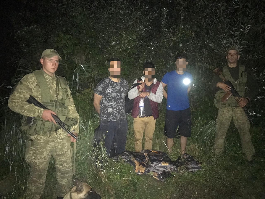 Цієї ночі прикордонники відділення «Вилок» Мукачівського загону затримали нелегальних мігрантів з Близького Сходу. 