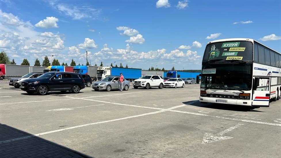 За добу 15 червня західні кордони України з ЄС та Молдовою перетнули понад 77 тисяч осіб та 19 тисяч транспортних засобів.