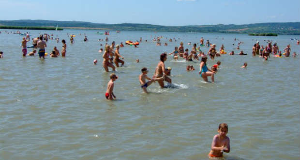 У неділю в Чопі проводжали групу дітей учасників бойових дій на Сході України, які протягом тижня відпочиватимуть на озері Веленце в Угорщині. 