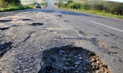 За словами Укравтодору на Закарпатті,Запоріжжі та Кіровоградщині виконано 90 % запланованого на рік обсягу робіт на дорогах державного значення.