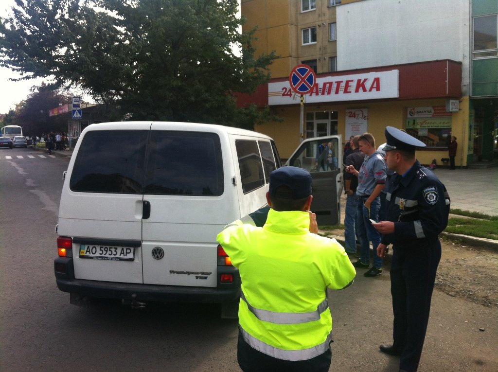В совместных мероприятиях, которые состоялись 24 ноября 2015 года, по виялению нелегальных перевозчиков на Виноградовщине, приняли участие представители полиции и общины.