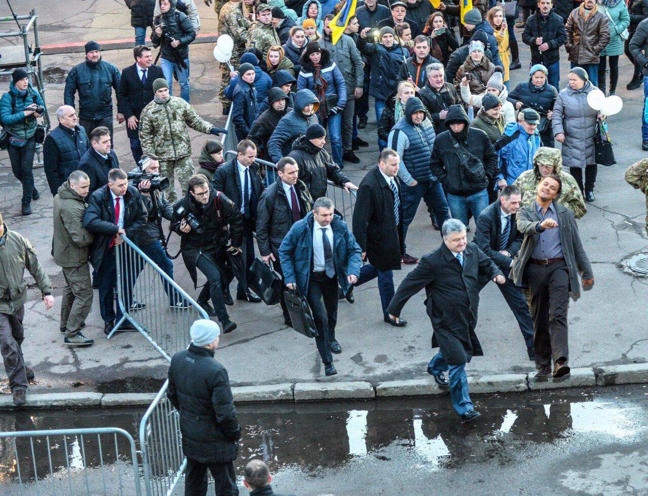 Після того як в мережі з'явилася фотографія, як 11 березня президент України Петро Порошенко нібито втік зі свого мітингу з виборцями в Житомирі, знімок не тільки викликав бурхливу хвилю обговорень, а й став основою для безлічі фотожаб.
