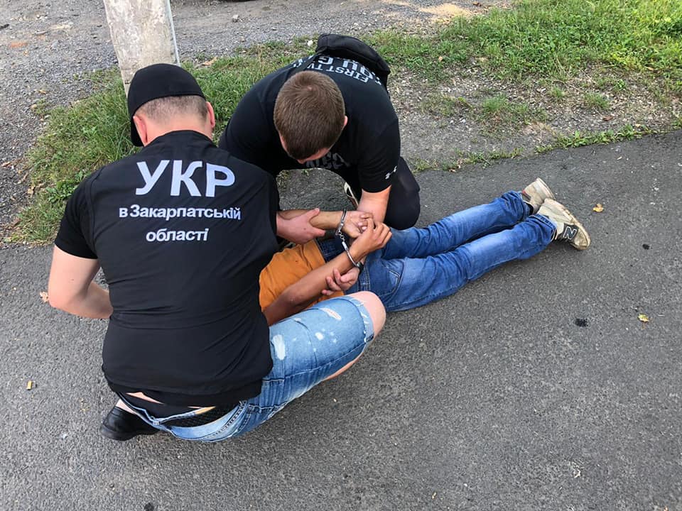 Вчера, 6 сентября, около 3.45 часов ночи в ужгородскую полицию поступило сообщение о разбойном нападении на АЗС на улице Занковецкой в городе.