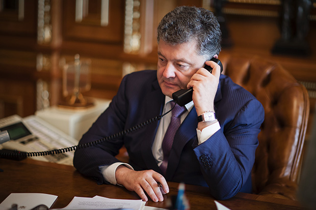Президент України Петро Порошенко провів телефонну розмову з Президентом Франції Франсуа Олландом та Федеральним канцлером Німеччини Ангелою Меркель 