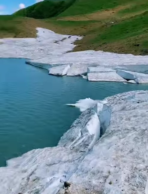 Відеокадрами унікального гірського озера Герешаска на Рахівщині поділились у мережі Фейсбук. У цю пору воно виглядає надзвичайно казковим та таємничим.