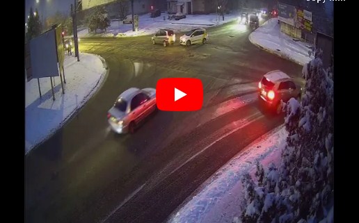 В Ужгороді сталася ДТП: легковик зіткнувся з автомобілем таксі (ВІДЕО)