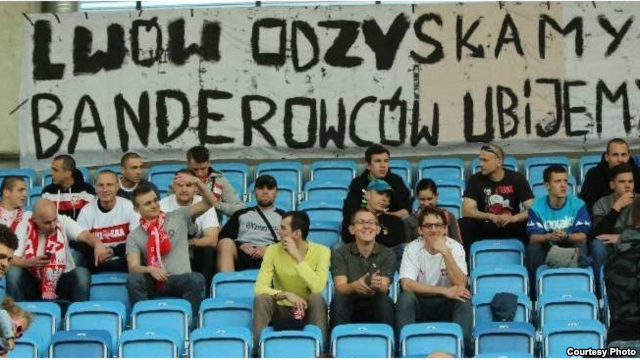 Во время матча по регби между сборными Польши и Украины, который состоялся накануне в польском городе Люблин, тамошние болельщики разместили на стадионе баннер с ксенофобскими призывами. 