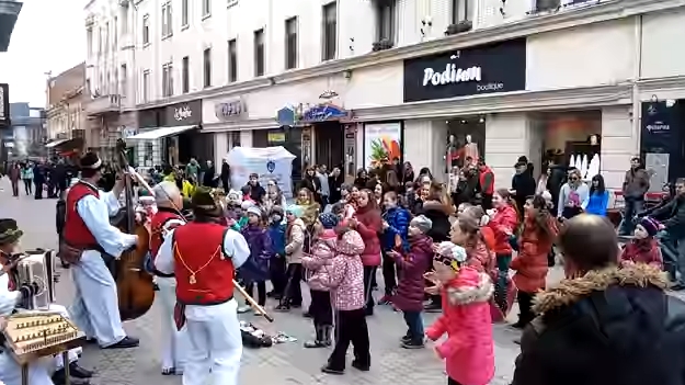 В центрі Ужгорода влаштували оригінальний флешмоб / ВІДЕО