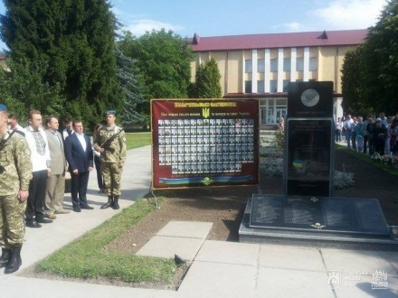 У Львові на території 80-ї окремої аеромобільної бригади відбулося святкування 23 річниці високомобільних десантних військ та відкриття пам'ятного знаку десантниками на честь загиблих побратимів.