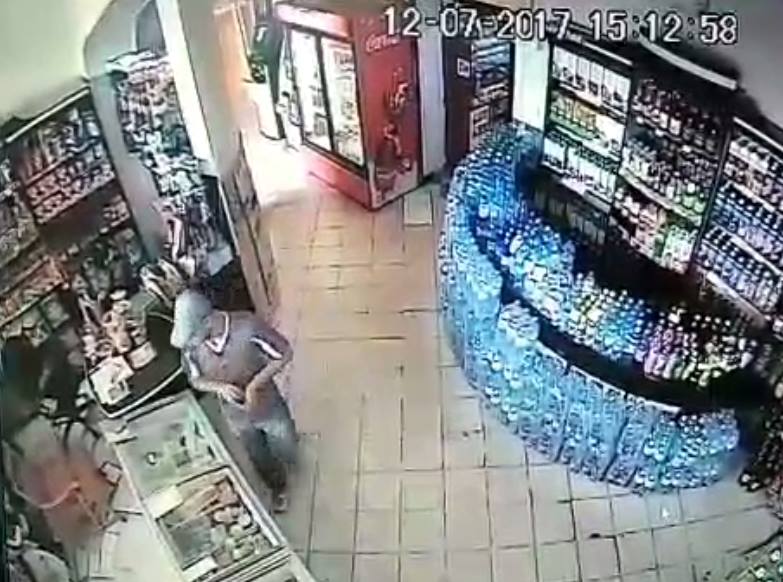 Мукачевец зашел за прилавок магазина и похитил кошелек продавца.