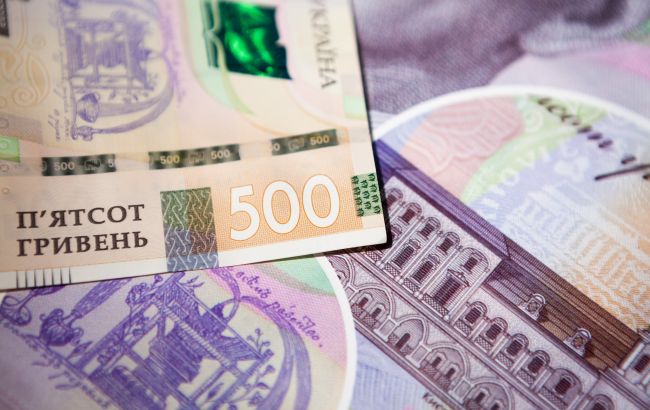 У Нацбанку закликають громадян перевіряти справжність банкнот. Фальшиві купюри імітують банкноти номіналом 500 гривень зразка 2006 року. 