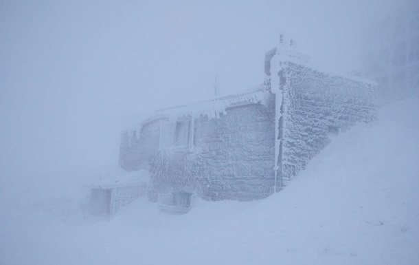 Температура в горах мизерная, спасатели предупреждают о значительной снежной опасности.