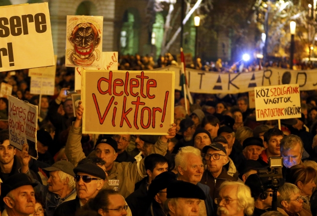 Тисячі угорців мітингують проти політики Орбана (ВІДЕО)