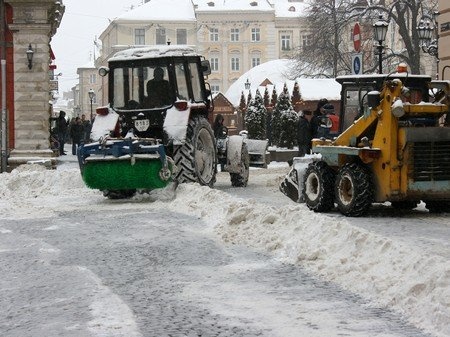 Міські комунальні служби завершують підготовку до снігопаду.