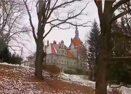 В Мукачевском районе находится жемчужина садово-паркового искусства Закарпатья – замок Шенборнов. 