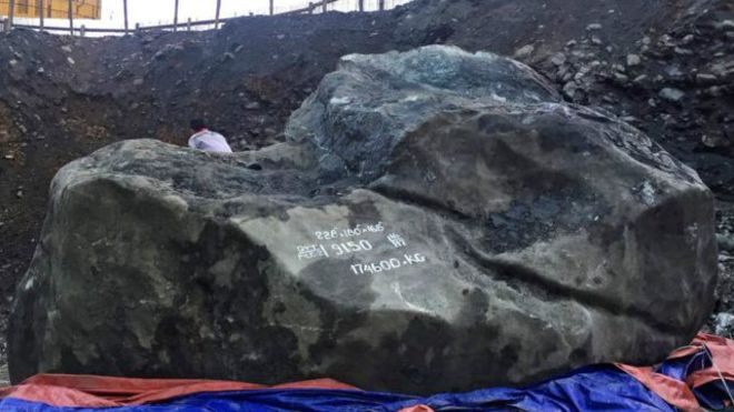 У М'янмі гірники викопали з-під землі величезний нефритовий камінь вагою 175 тонн.