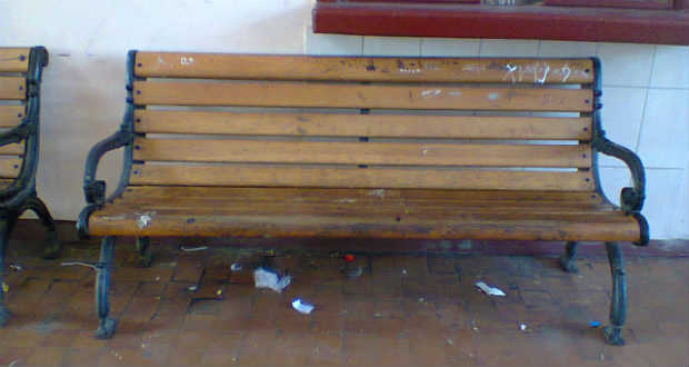 На залізничному вокзалі міста: сморід, сміття та обшарпані лавиці.