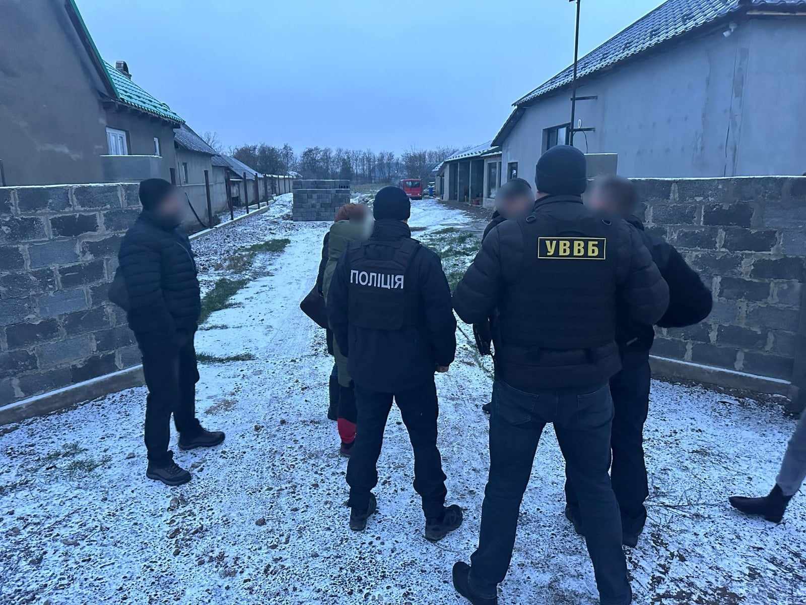 Правоохоронці встановили, що 43-річна жінка та її 23-річний син, організували злочинну схему та потайки переправляли до Румунії чоловіків. 
