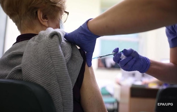 Усього за добу в Україні від коронавірусу вакцинували понад 15 тисяч людей, в листі очікування вже майже 450 тисяч українців.