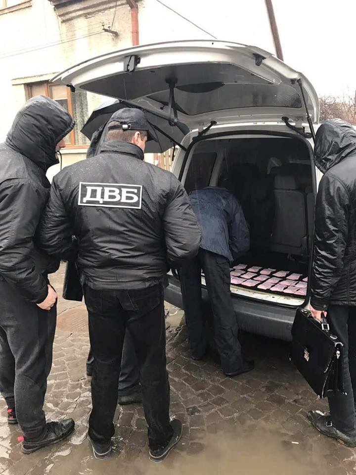 Оперативника закарпатской полиции поймали на взятке в 55 тысяч гривен.

