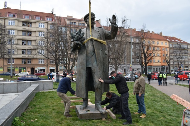 У чеській столиці заявили, що демонтували пам'ятник маршалу Конєву, оскільки на ньому не було маски для обличчя.
