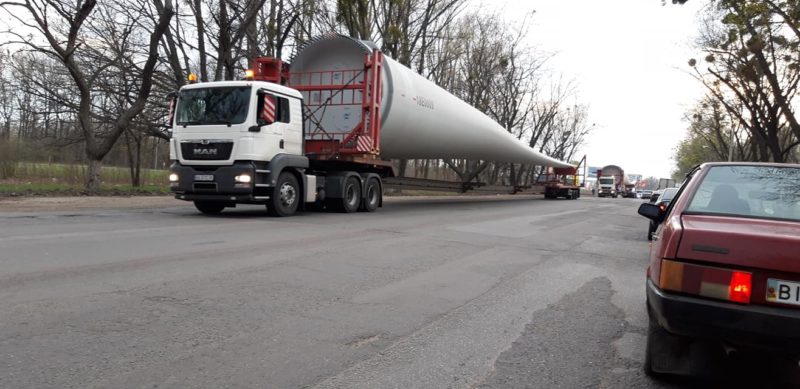 Вантажівки зі спеціальними причепами, які перевозили комплектуючі до вітрових електростанцій, - зафіксували на Закарпатті.
