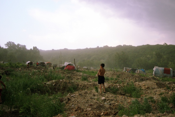 П’ятий рік поспіль закарпатські роми приїжджають до столиці у пошуках роботи.Тут вони створюють тимчасові поселення на сміттєзвалищах і змушені жити у холодних наметах, де немає ні світла, ні води.

