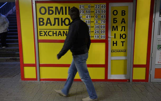 На закритті міжбанківського валютного ринку в п'ятницю, 5 червня 2015 року, середній курс долара склав 21,00-21,07 гривень. Торги по євро закрилися на рівні 23,2680-23,3223 гривень, по російському рублю - в діапазоні 0,3694-0,3710 гривень.
