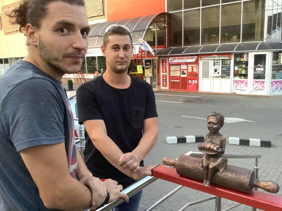 Це вже 42-га маленька скульптура в Ужгороді.