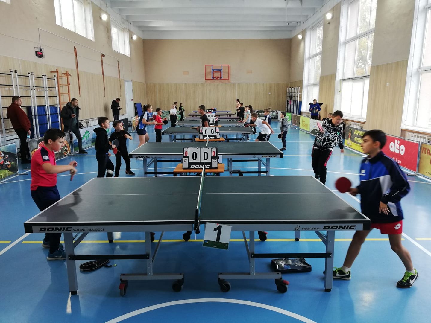 У спортзалі Тячівської школи № 1 проходить першість області з настільного тенісу серед юнаків та дівчат 2009-10 р. н. та 2011 р. н. і молодші.